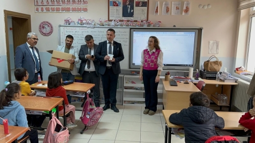 LALAPAŞA’DA 10 KASIM’A ÖZEL MİNİK ÖĞRENCİLERE ANLAMLI SÜRPRİZ